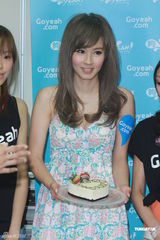 组图：傅颖低胸裙亮相 现场做蛋糕大秀事业线