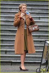组图：绯闻女孩布莱克拍新片 驼色大衣掀怀旧风