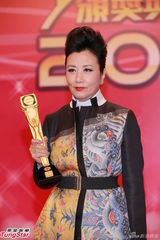 组图：TVB台庆后台 汪明荃获万千光辉大奖亲吻奖杯