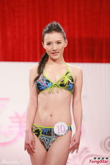 组图：亚姐佳丽泳装亮相 上围丰满玉腿毕露