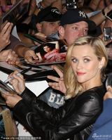 组图：《魔鬼绳结》首映 威瑟斯彭性感露乳沟