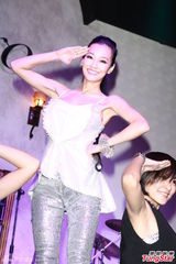 组图：台湾女星王思佳发片 抛奶露底搏版面