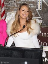 组图：玛丽亚凯莉出席亮灯式 眼妆失误变大小眼