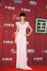 组图：唐嫣亮相国剧盛典粉色长裙明艳动人