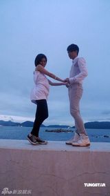 幻灯图：张敬轩拍MV重拾初恋感 与麦家瑜海边漫步