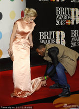 组图：2013全英音乐奖女星红毯竞艳