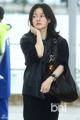 组图：李英爱赴服装展 现身机场头发凌乱