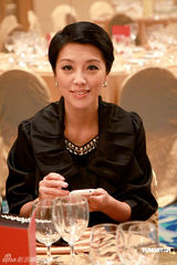 幻灯图：邵美琪披婚纱露幸福笑容 与新郎陈豪显默契