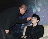 组图：三浦春马访台粉丝接机 宣传新片玩睫毛夹牙签