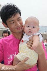 组图：谁是超级星爸潜力股？萌宝宝融化硬汉