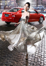 组图：吴辰君演绎汽车主题大片 展春日迷人笑容