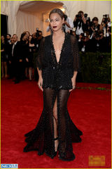 组图：碧昂斯与Jay Z大秀恩爱 V领礼服妩媚十足