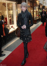 高清组图：泰勒-斯威夫特伦敦街拍皮衣搭配短裙