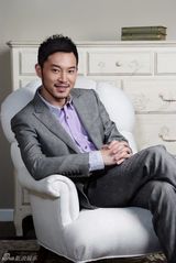 组图：沙溢父爱写真出炉表情逗趣 要当帅气奶爸