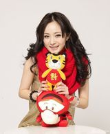 幻灯图：杨幂新年写真曝光 造型甜美许虎年心愿