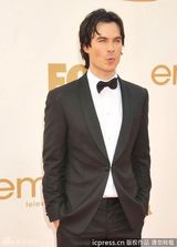 组图：艾美奖红毯 伊恩-萨默海尔德帅气亮相