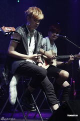 组图：八三夭开唱阿信站台 欲学谢和弦微博放料