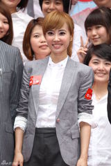 组图：蔡依林穿OL装大派自制蛋糕 扎马尾甜美亲和