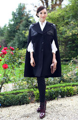 高清图：吴佩慈淡雅看秀 透视裙吸引眼球