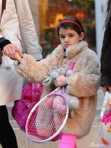 组图：凯蒂带女儿打网球 苏瑞抱粉色球拍亮相