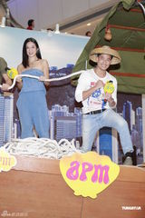 组图：郭富城牵手杨采妮亮相 否认家庭聚会有熊黛林