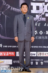 组图：车胜元李升基等宣传《包围》 安宰贤呆萌