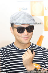 组图：张智霖条纹装亮相 黑超遮面时尚优雅