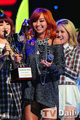 组图：SISTAR孝琳《冠军秀》夺冠 抛肩露腿肉感