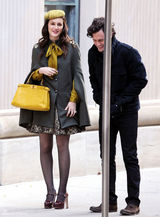 高清组图：莉顿-梅斯特街拍 斗篷大衣搭配花裙