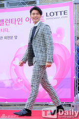 组图：韩星玄彬格子正装站台 男神魅力难挡