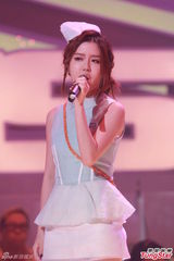 组图：《劲歌金曲》录影 容祖儿米奇装现身BY2献唱