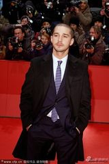 组图：《查理必死》导演弗莱德里克激吻拉博夫