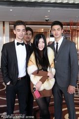 组图：韦唯三子代母贺友人新婚 比赛鼻子挂勺子