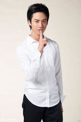 组图：赵文浩拍白色衬衫写真先秀气