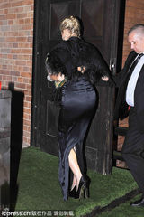 组图：莎朗斯通盛装出席 专人搀扶如老佛爷出巡