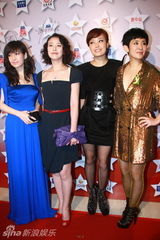 幻灯图：周慧敏周海媚携手走红毯 不减当年风采飞扬