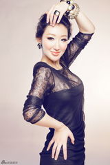 组图：李依馨拍黑白天鹅写真 俏皮装扮不失性感