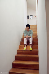 组图：张晓龙七夕秀幻彩迷情  玩转撞色展暖男魅力