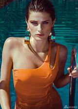 组图：超模芳塔娜如出水芙蓉 比基尼大秀水蛇腰