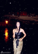 组图：李桃藏装新穿混搭风 飞雪中亮相布达拉宫