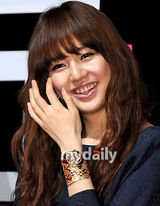 组图：尹恩惠露背装亮相 朴寒星车艺莲宣传新片