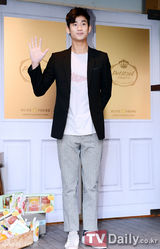 组图：金秀贤帅气夹克装出席某甜品开业典礼