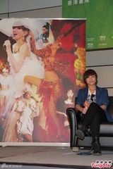 组图：刘培基赞张国荣美男 为何韵诗设计舞衣