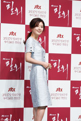 独家高清：金喜爱刘亚仁《密会》发布深情对视