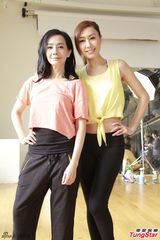 毛舜筠胡定欣拍摄广告秀身材