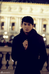 组图：吴奇隆温暖写真 黑白能量点亮希望