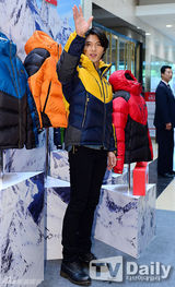 组图：玄彬出席户外品牌活动 穿棉服展迷人微笑