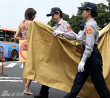 高清图：台湾女艺人李宓当街裸体反核 众人忙遮掩