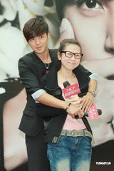 组图：罗志祥签唱会歌迷热情 现场玩自拍抱抱