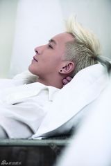 组图：韩庚登杂志封面自省演绎赤子之心